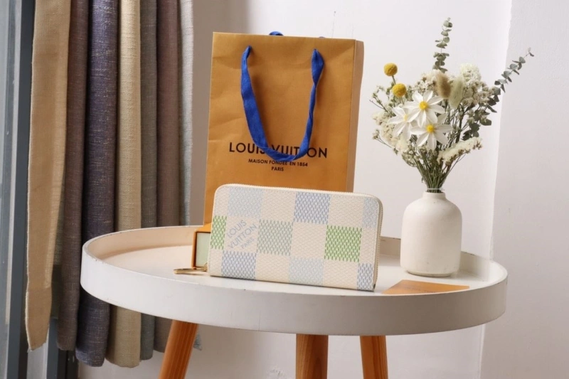 LV Wallets 4178A-0157