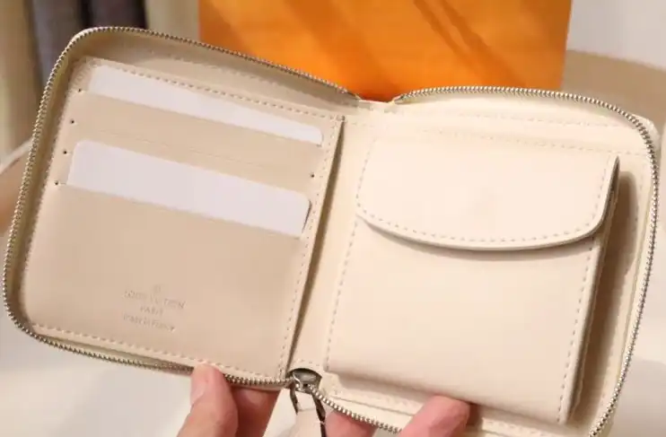 LV Wallets 4178D-0082