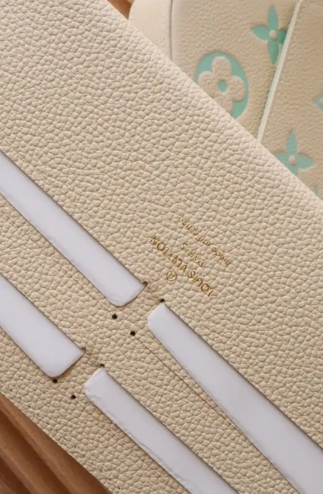 LV Wallets 4178F-0032