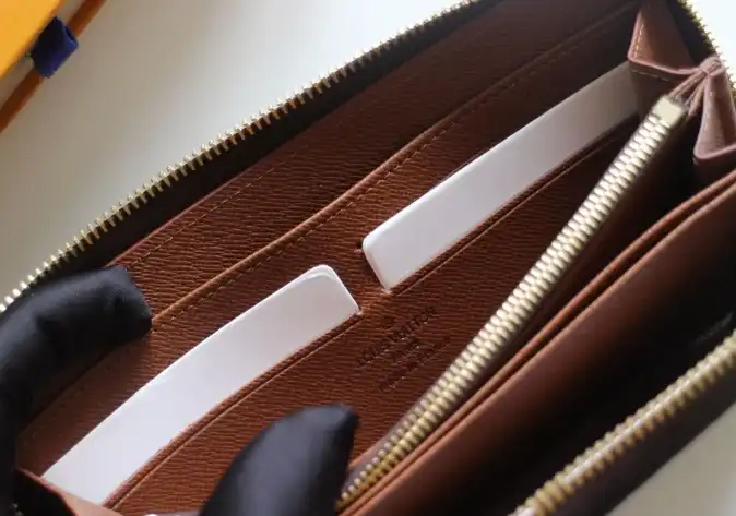 LV Wallets 4178F-0099