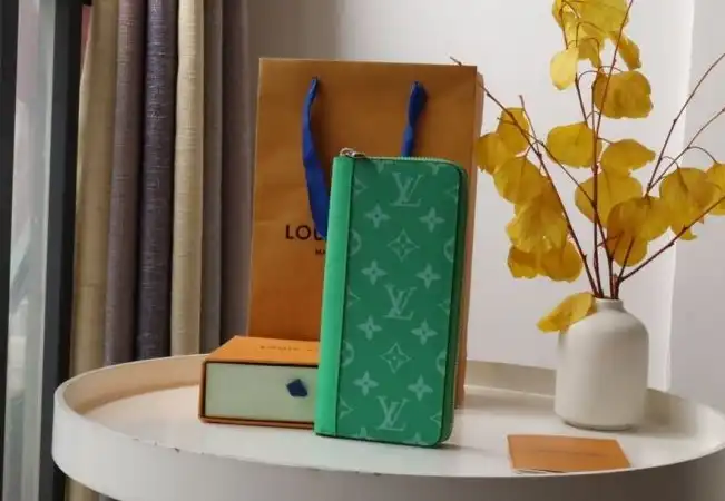 LV Wallets 4178G-0007