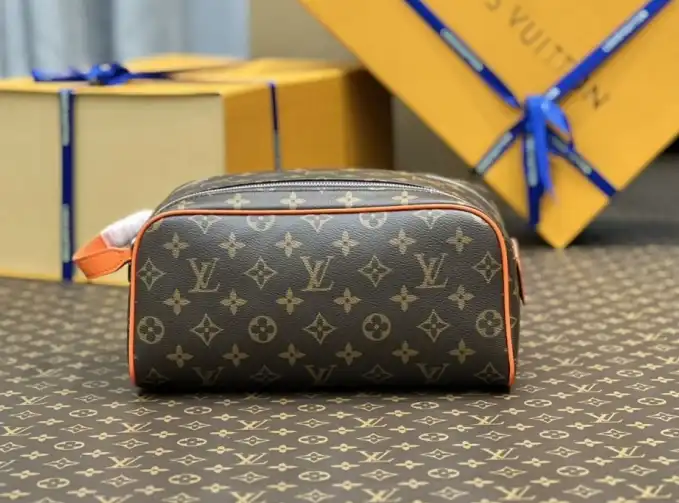 LV Cosmetic Bags 4206A-0370