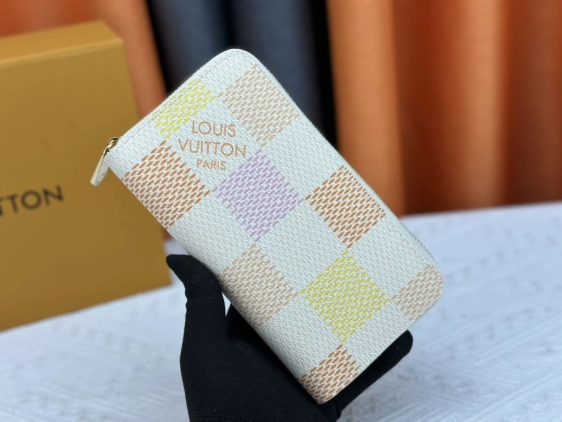 LV Wallets 4233G-0569
