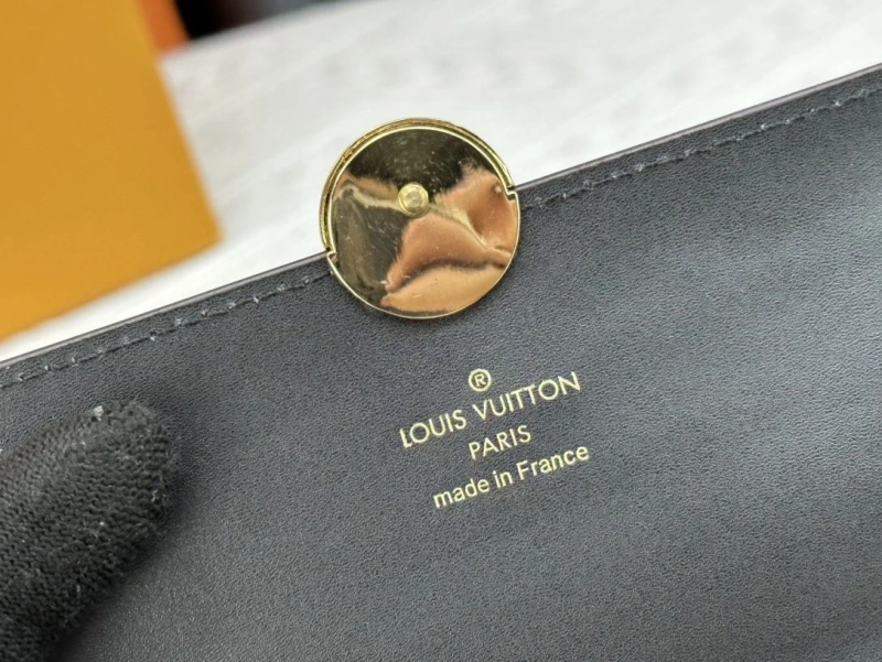 LV Wallets 4233H-0409