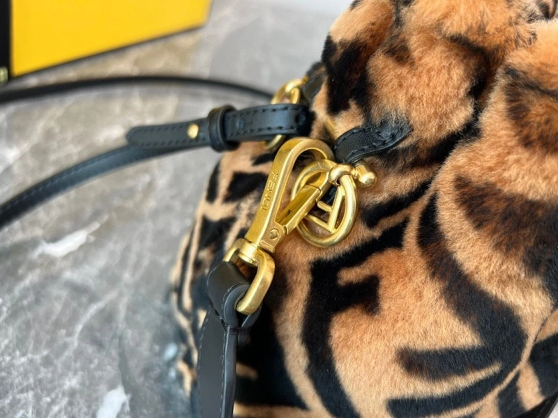 F**di bucket bags 4370-0036