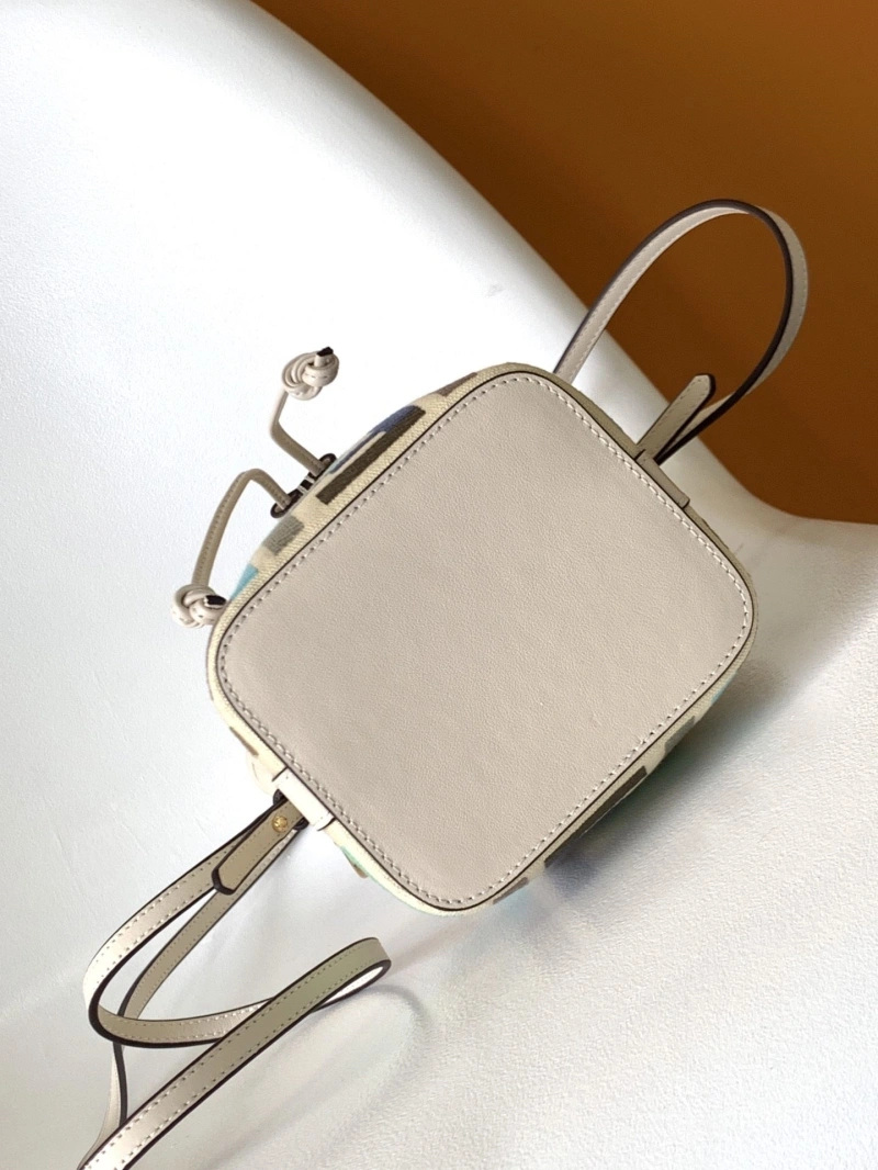 F**di bucket bags 4370-0385